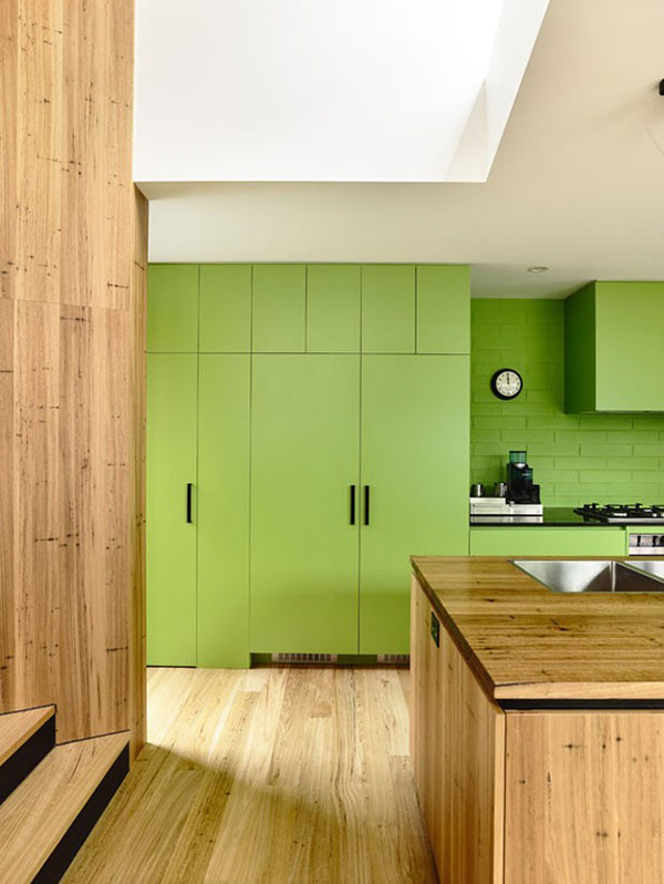 renovar la cocina con vinilo de color greenery