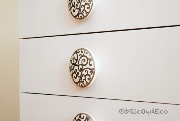 decorar con vinilo efecto acero los pomos de un mueble