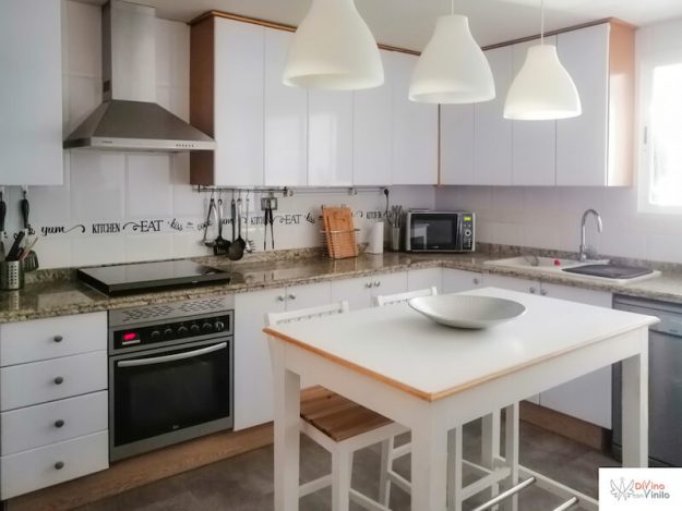 forrar-vinilo-cocina-portada forrar con vinilo los armarios de cocina para un cambio radical