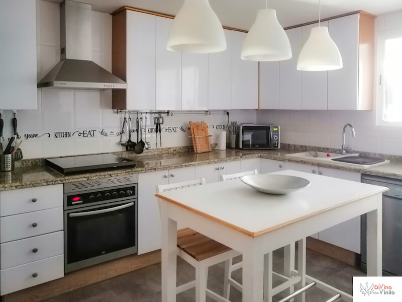 forrar con vinilo los armarios de cocina para un cambio radical