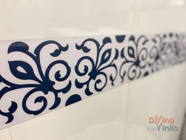 cenefa-vinilo-detalle cenefa decorativa adhesiva sobre azulejo con relieve