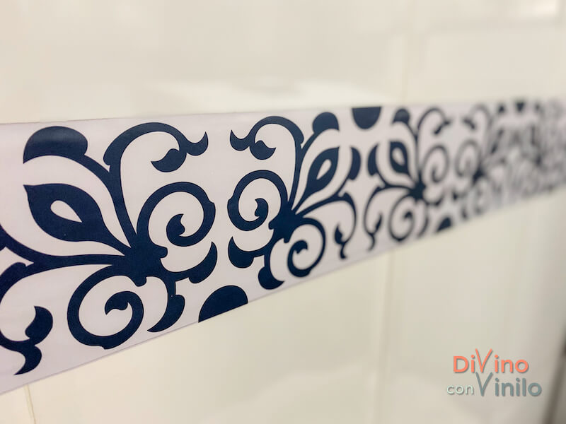 cenefa decorativa adhesiva sobre azulejo con relieve